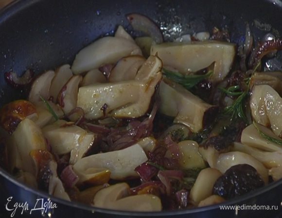 Размороженные грибы разрезать вдоль на 4 части, добавить к луку с чесноком, посолить, поперчить и перемешать.