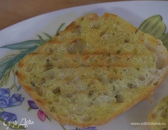 Разогреть в сковороде-гриль оставшееся оливковое масло и обжарить хлеб.