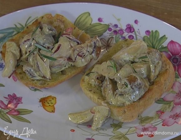 На обжаренный хлеб выложить грибы со сметаной и луком, украсить оставшимися листьями розмарина.