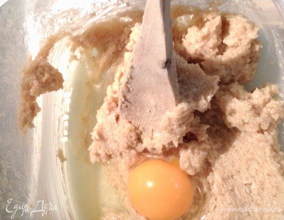Теперь замесим тесто для печенья. Размягченное масло растереть с сахаром. Добавить яйцо, перемешать в однородную массу. 