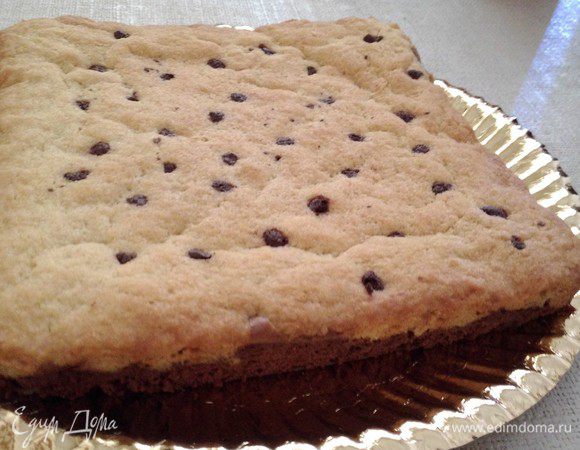 Выложить ровным слоем. Можно украсить шоколадными каплями для большего сходства с печеньем. Выпекать 25-30 минут на 180 С, в зависимости от размера формы и толщины слоя. Брауни должен быть влажным. У меня получилось 25 минут. Фото получилось не супер, но зато аромат стоял...

Фото в разрезе, к сожалению, приложить не могу, пирог был в подарок, надо было дарить целиком. Приятного аппетита! 