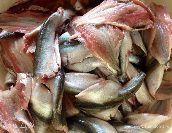 Тюльку промыли, отделили головы, вынули внутренности и хребет, посолили, поперчили. Разделили лимон на 4 части и дольки, и одной долькой брызнули всю тюльку. Отставили в сторону.