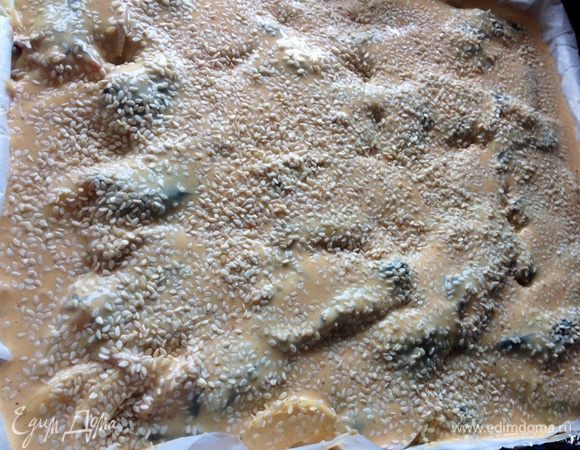 Очередность слоев пирога: тонкий слой теста, потом тюлька, потом слой белого лука, потом снова слой тюльки и поверх все оставшееся тесто. Посыпаем кунжутом.