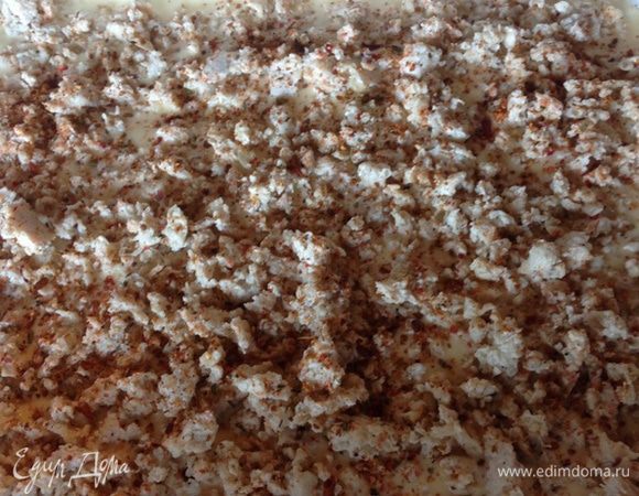 Куриный фарш слегка обжарили на сковородке так, чтобы испарилась из него жидкость.
Тесто: яйца+ кефир+растительное масло+сода+соль+сахар+мука
Противень или форма (у меня был размер 30/25) застилаем пергаментной бумагой, посыпаем панировочными сухарями, выливаем небольшую порции теста как основу пирога, затем сверху выкладываем фарш, посыпаем приправой для шашлыка.