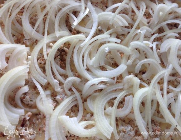 Сверху фарша выкладываем порезанный белый лук 2 штуки.