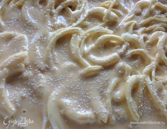 Сверху выливаем оставшееся тесто и посыпаем кунжутом.
В духовку 180 градусов на 30 минут до золотистой корочки.
Приятного аппетита :-)