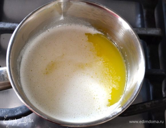 Сливочное масло растопить и дать остыть.