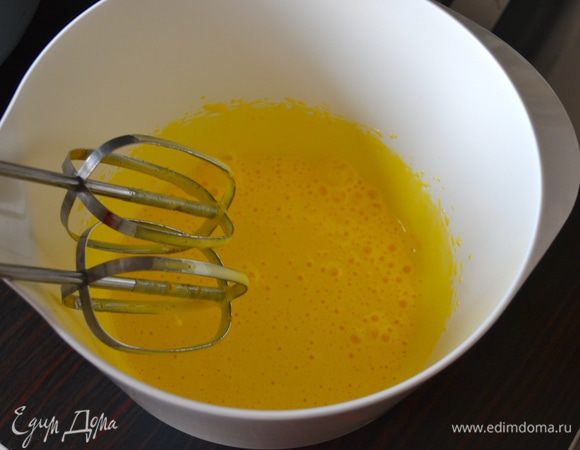 Яйца взбить с сахаром до посветления.