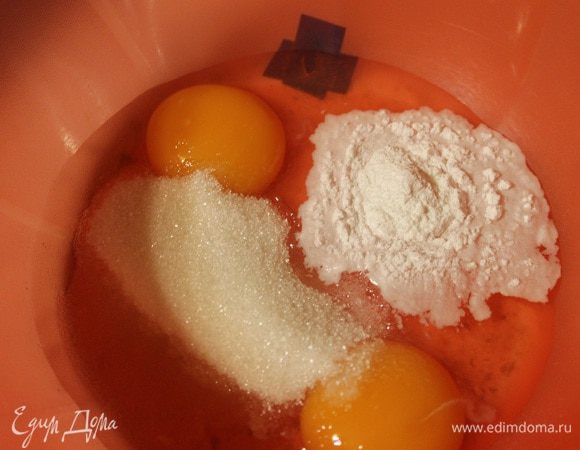 Смешать молоко и воду, подогреть до теплого состояния, добавить яйца, ванильный сахар, соль, сахар, разрыхлитель, перемешать венчиком. Постепенно добавить просеянную муку. Разделить тесто на три части, перелив его в три емкости.