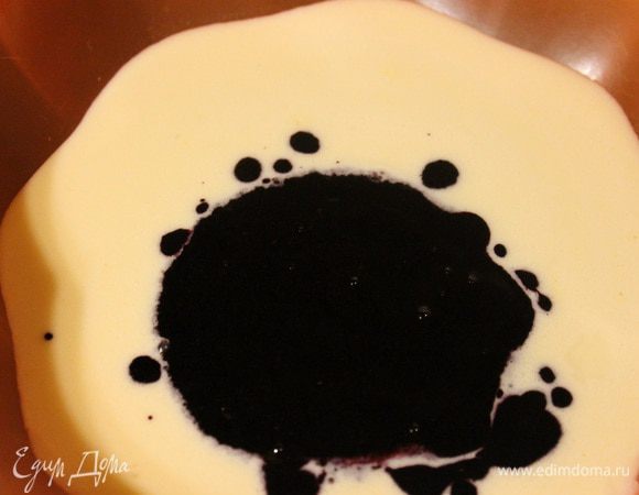 В следующую емкость добавить чернику, измельченную погружным блендером, и ложку масла.