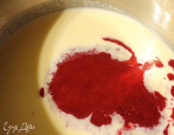  И последнее тесто у нас будет с вишней, измельченной погружным блендером, и ложкой масла.