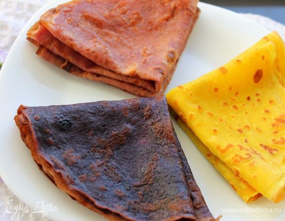 Выпекать блинчики на медленном огне, каждый раз слегка смазывая маслом сковороду. Вторую сторону блинчика выпекать не больше 15-20 секунд.
Подавать с медом или вареньем. Приятного аппетита и яркого настроения!