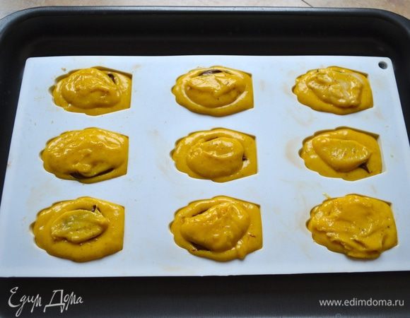 Поверх шоколадной пасты выложите ещё чайную ложку теста. 