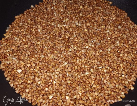 Гречку перебираем, моем и обжариваем на сухой сковороде.