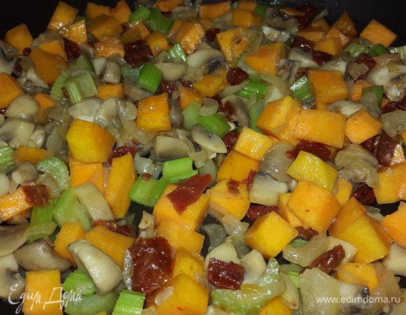 Вяленые томаты режем мелкими кубиками, отправляем к остальным, перемешиваем, тушим.