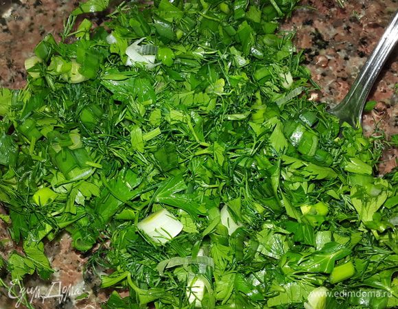 Зелень мелко рубим, cоединяем и перемешиваем.