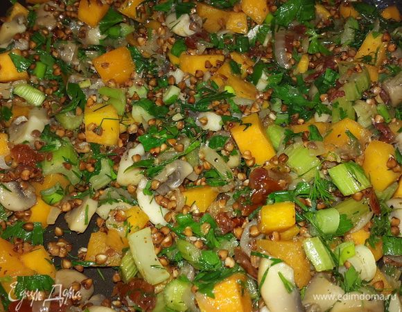 Соединяем гречку с овощами и большей частью зелени (немного оставляем, чтобы посыпать уже готовое блюдо), солим, перчим, добавляем сушеный базилик, можно немного масла от вяленых томатов, тщательно перемешиваем и снимаем с огня.