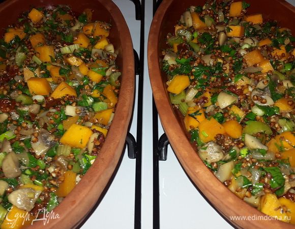 Глиняные тарелки предварительно замачиваем в холодной воде на 10 минут.

Выкладываем смесь равномерно в тарелки, наливаем понемногу в каждую  питьевой воды и отправляем в холодную духовку, включаем на 170 С. Через 10 минут достаем, перемешиваем и убавляем температуру до 150С.
Томиться наша гречка будет 1 час. В течение этого часа нужно пару раз достать и перемешать её, если необходимо, добавить немного воды.

Через час выключаем духовку, даем ещё потомиться 5 минут, достаем, посыпаем оставшейся зеленью и подаем к столу.
