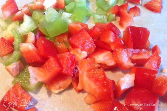 Болгарский перец очистите от семян и порежьте небольшими кубиками. Добавьте к луку и чесноку и обжаривайте еще около 5-7 минут.