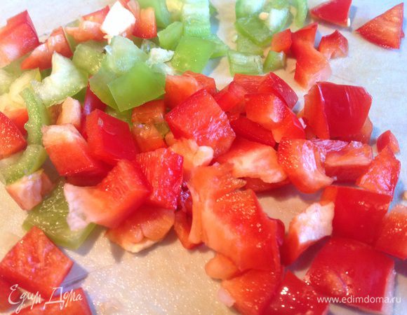 Болгарский перец очистите от семян и порежьте небольшими кубиками. Добавьте к луку и чесноку и обжаривайте еще около 5-7 минут.