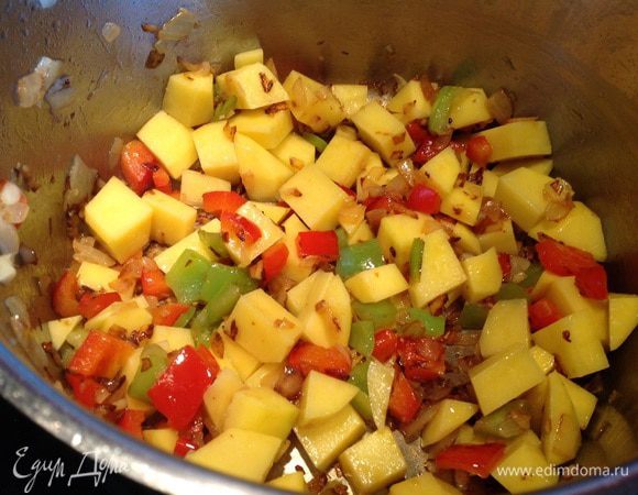 Почистите картофель, порежьте кубиками и добавьте в кастрюлю, обжарьте 5 минут.