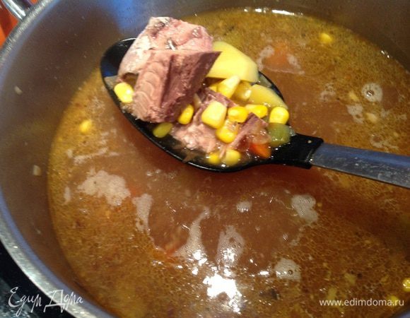 Влейте в кастрюлю 1,5 л горячей воды, доведите до кипения, добавьте тунца (вместе с соком) и кукурузу, приправьте солью и перцем, варите 10 минут.