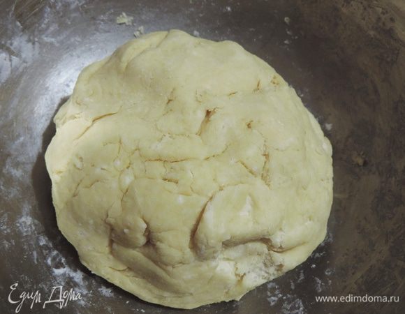 Добавить муку с разрыхлителем и замесить мягкое, липковатое тесто. Пока готовится начинка, убрать его в холодильник.