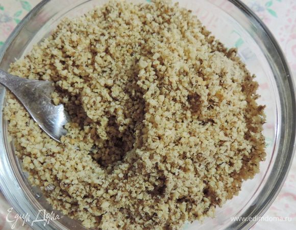 Для начинки измельчить обжаренное ядро грецкого ореха (я смолола его в блендере).