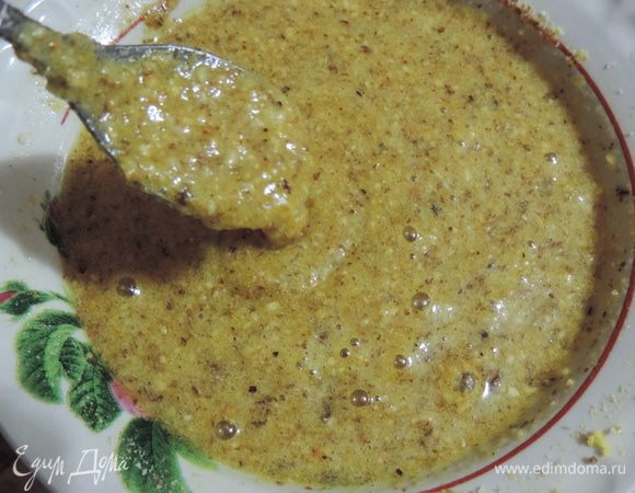 Добавить цедру половинки лимона (только желтую часть), сахар, молотые белые сухари (можно взять панировочные, только попробуйте их и убедитесь, что они из белого хлеба). Перемешать все до однородности.
