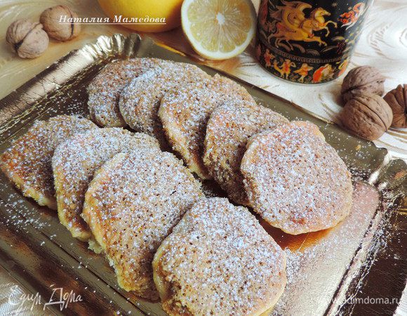 Выпекать печенье в разогретой до 180 градусов духовке примерно 20-25 минут. Начинка должна затвердеть, а края печенья подрумяниться. Перед подачей посыпать печенье сахарной пудрой.