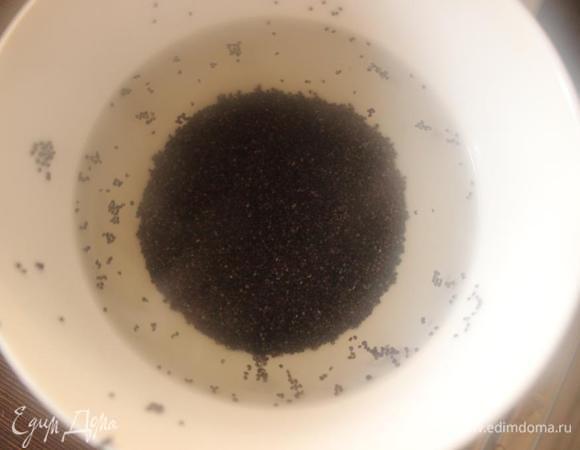 Тем временем подготовим маковое молочко.
Мак промоем (если необходимо), ошпарим кипятком и процедим. Далее его нужно растереть по рецепту в ступке до появления белого сока.