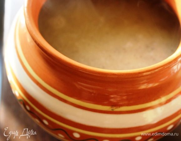 Далее пробуем на соль (при необходимости добавляем), выливаем полученную смесь в подходящую емкость (у меня чугунок) и ставим в разогретую до 200 градусов  духовку, ничем не накрывая, до образования румяной пенки.