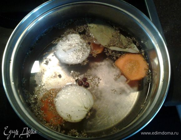 В воду добавить соль, специи, лимонный сок, лук,  морковь.  Поставить на огонь, довести до кипения.