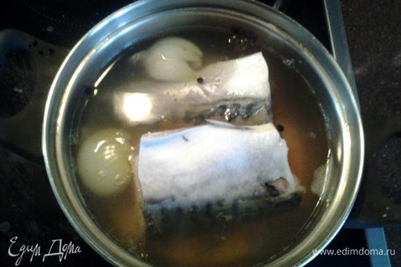 Опустить рыбу в рассол и варить 5 минут. Выключить огонь и оставить скумбрию в бульоне на 20 минут.