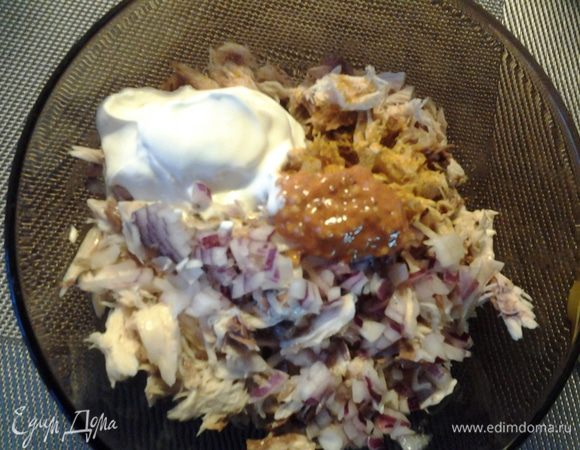 Достать рыбу из бульона, отделить от костей, размять вилкой (без фанатизма), добавить сметану, сыр сливочный, мелко нарезанный сладкий лук и карри порошок. Перемешать, добавить несколько ложек бульона. Поставить в холодильник на несколько часов.