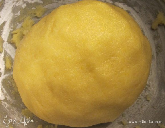 Получившееся тесто заворачиваем в пластик и кладем в холодильник на 30 минут.