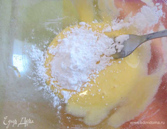 Делаем ананасовый крем. Для этого смешиваем желтки с сахаром, затем добавляем крахмал и все еще раз хорошенько перемешиваем.