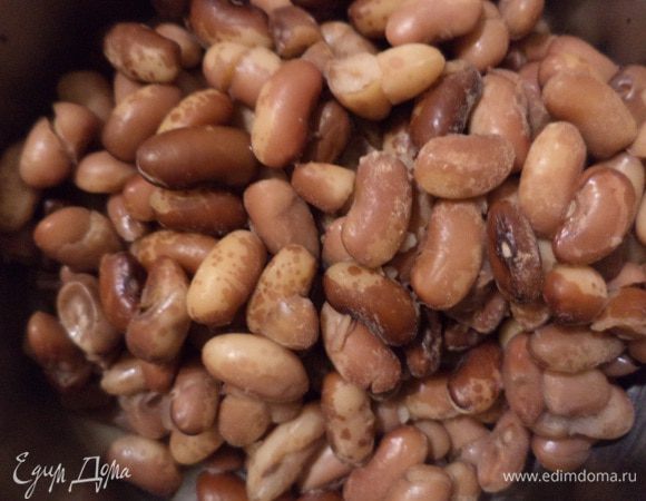 Фасоль замочить на ночь. На следующий день отварить до готовности, добавив в воду тимьян. Откинуть сваренную фасоль на дуршлаг, дать жидкости стечь. Переложить фасоль в миску и слегка размять толкушкой.
Луковицу очистить и порубить кубиками.