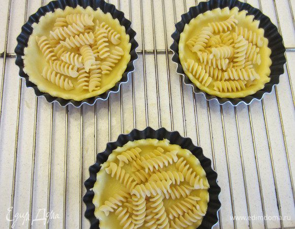 Выпекаем корзиночки в духовке при температуре 180 градусов 15 минут, предварительно проложив центр пергаментом и посыпав фасолью. У меня не было фасоли, решила насыпать фузилли)