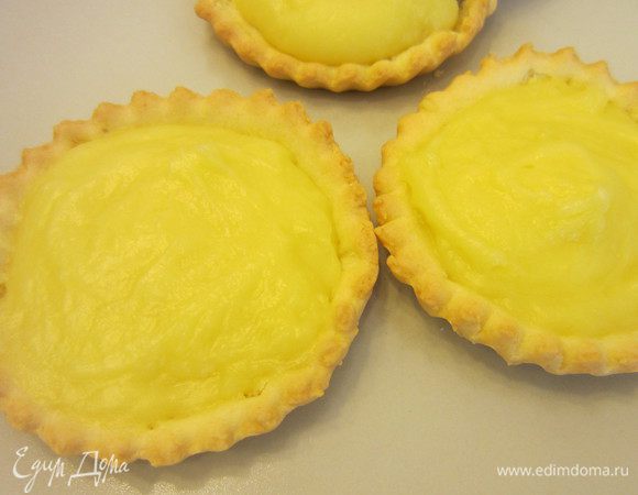 Заполняем готовые корзинки еще горячим кремом.