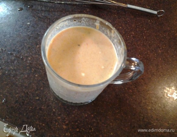 В небольшом количестве теплого кефира растворите дрожжи, добавьте 1 ч. л. сахара, 1 ч. л. муки и оставьте до того момента, когда появится «шапочка».