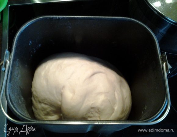 В муку добавьте опару, сахар, размягченное сливочное масло, кефир, соль. Замешайте тесто. Оставьте для подъема на 1 час. Я тесто замешивала в хлебопечке, режим «Тесто».