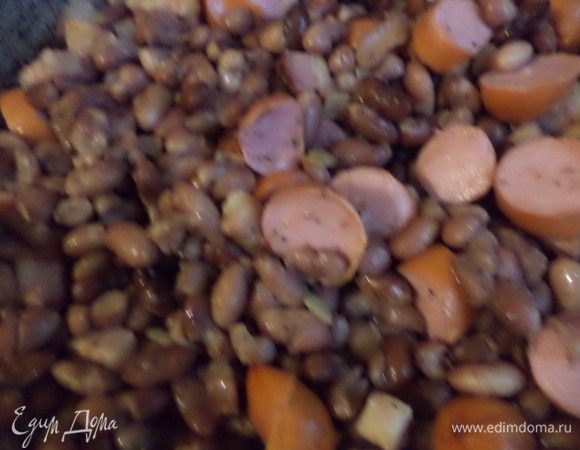 Фасолевую смесь переложить в смазанную маслом форму для запекания.
Поставить в духовку, разогретую до 190 градусов и запекать 20 минут.
Подавать блюдо тёплым.