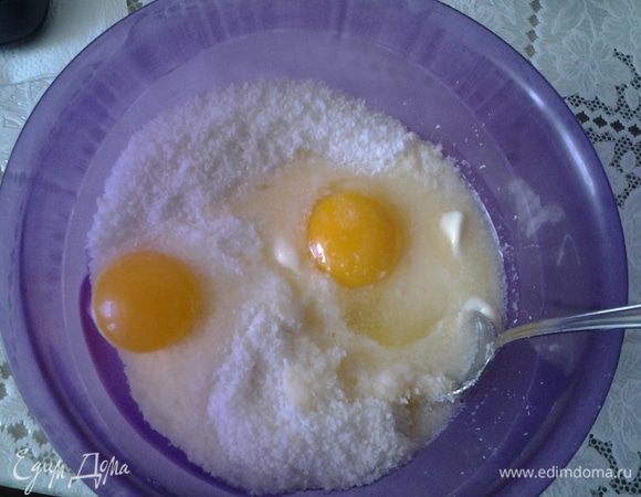Для начинки яйца смешайте с сахаром.