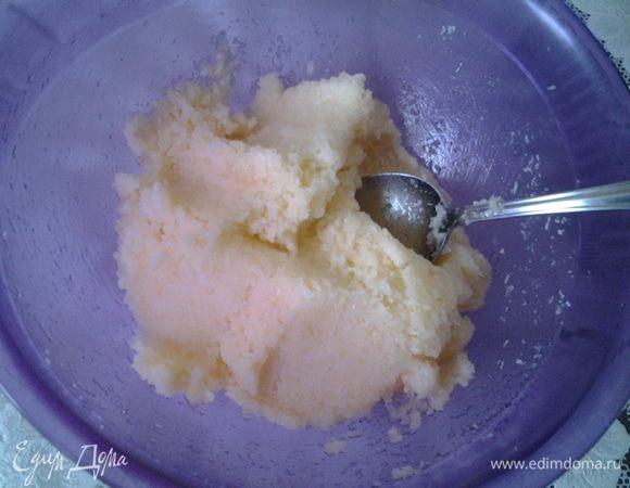 Добавьте растопленное сливочное масло (70 г) и кокосовую стружку. Хорошо размешайте.