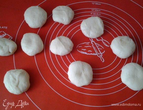 Тесто разделите на 10 частей, скатайте шарики.