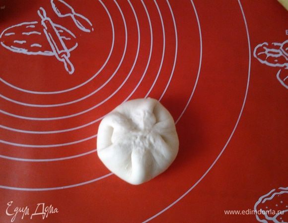 Соберите тесто в центр.