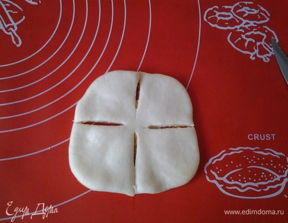 Переверните швом вниз и раскатайте в круг диаметром 10–12 см. Сделайте 4 надреза. 