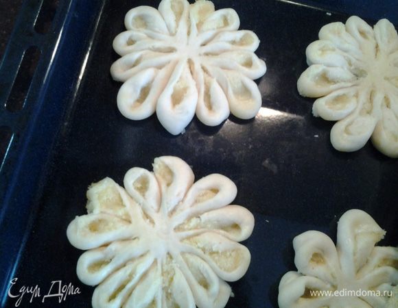 Выложите на противень и оставьте на расстойку на 30 минут.