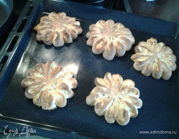 Желток смешайте с 2 ст. л. молока, смажьте булочки и выпекайте в разогретой до 190°C духовке 15 минут.